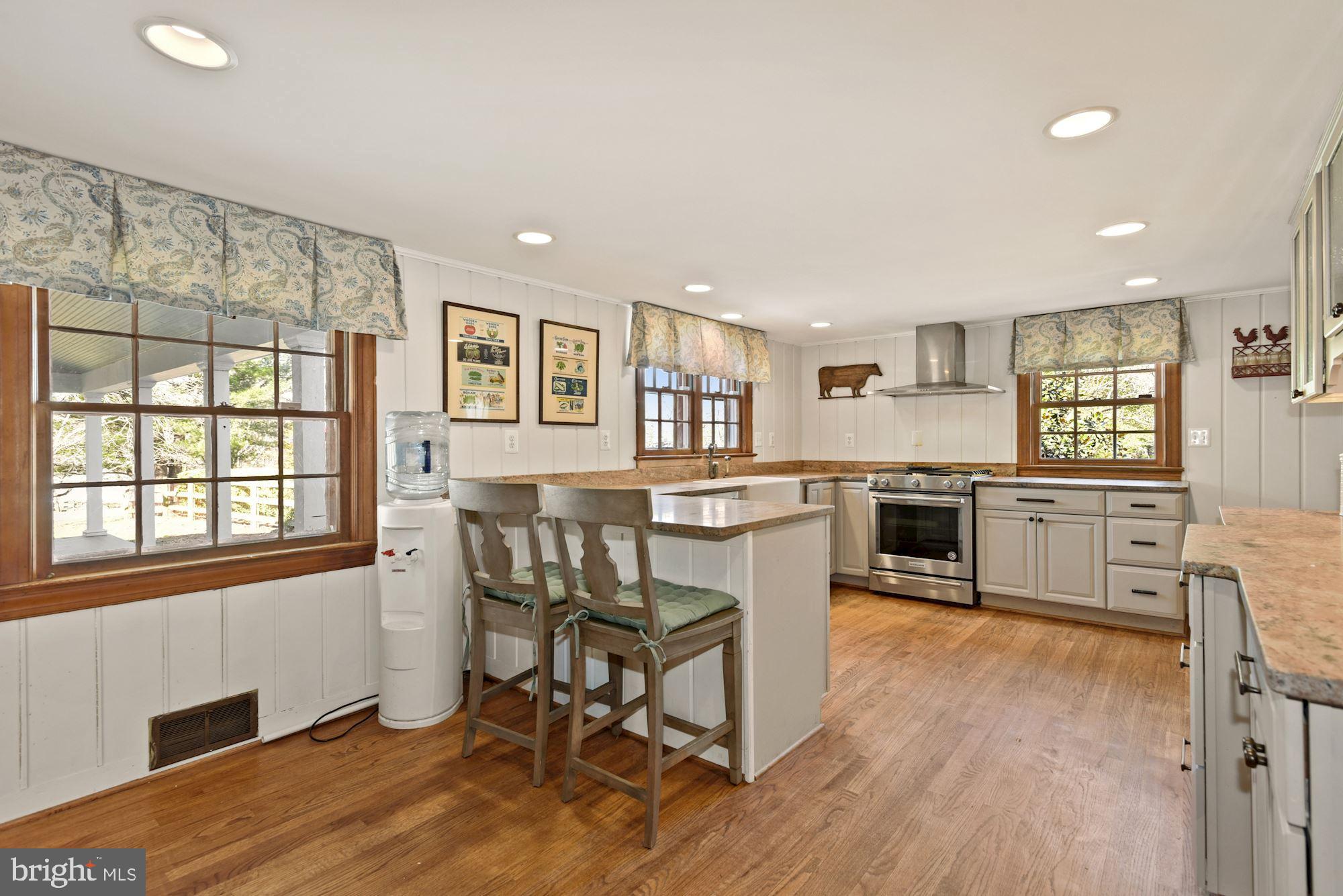 326 Walker Road Great Falls, VA 22066 - Photo 3 of 51