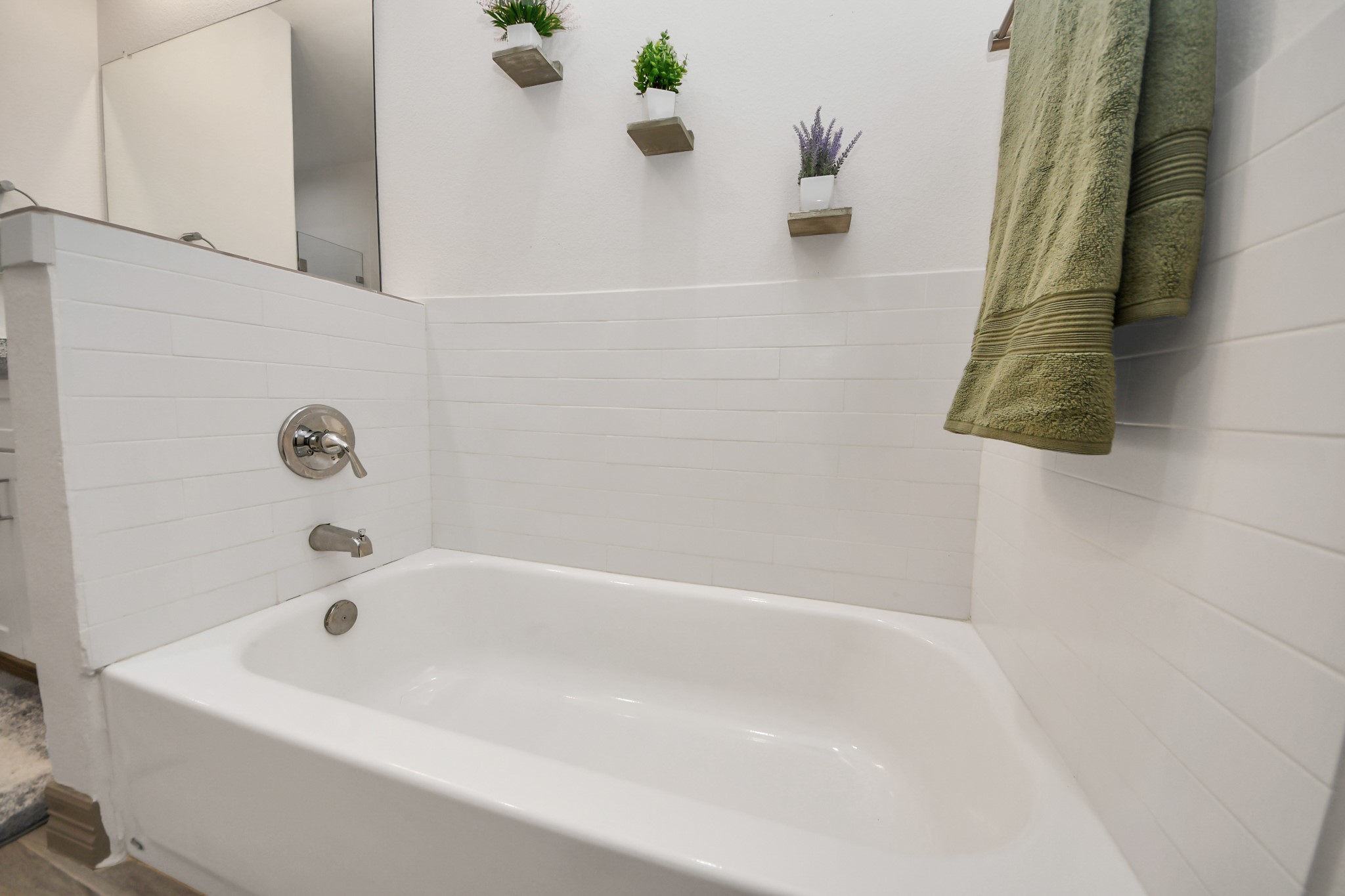 5334 Pershing Street Houston, TX 77033 - Photo 6 of 43 a bathroom with a bathtub