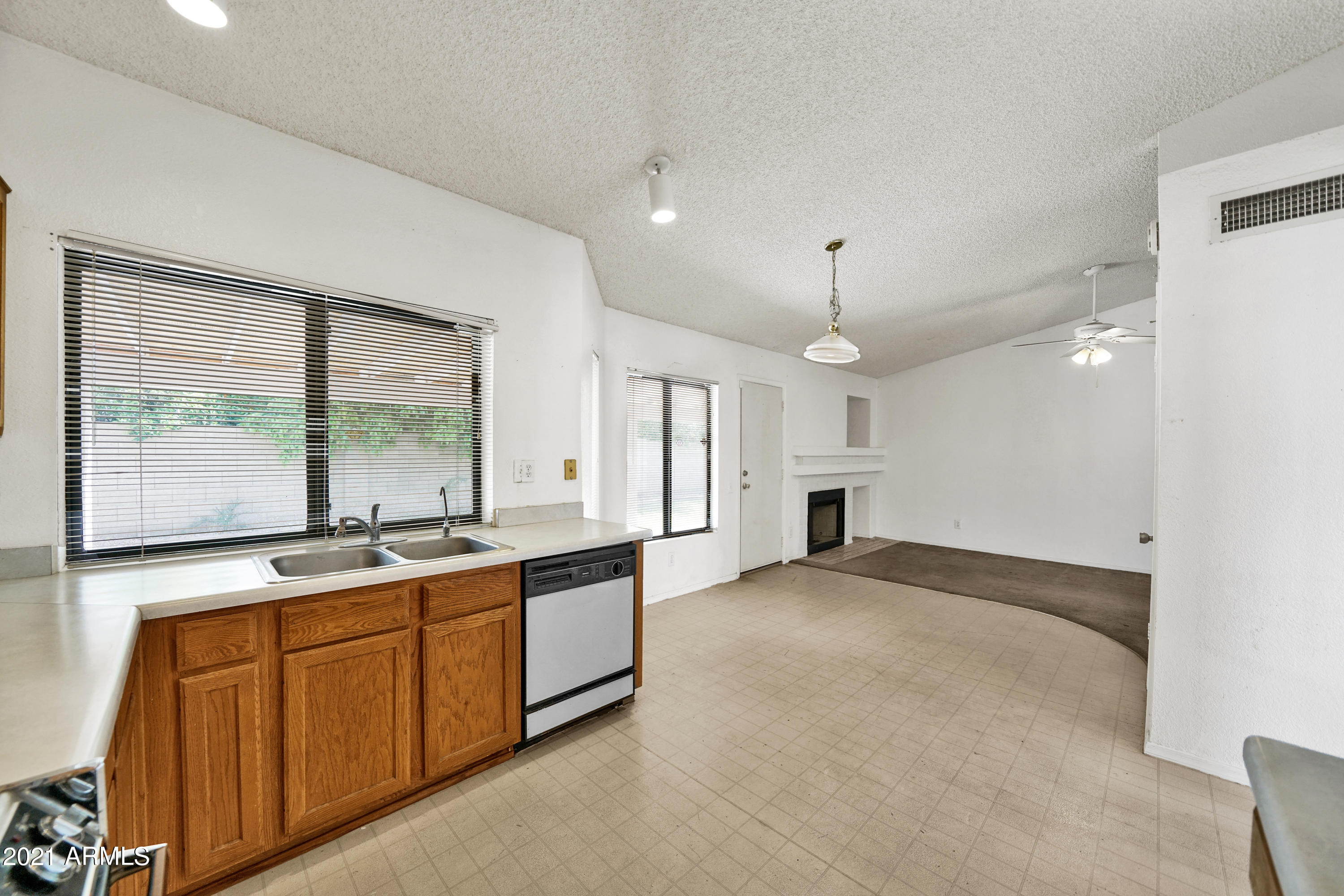 7749 West Redfield Road Peoria, AZ 85381 - Photo 12 of 45 Kitchen & Dining