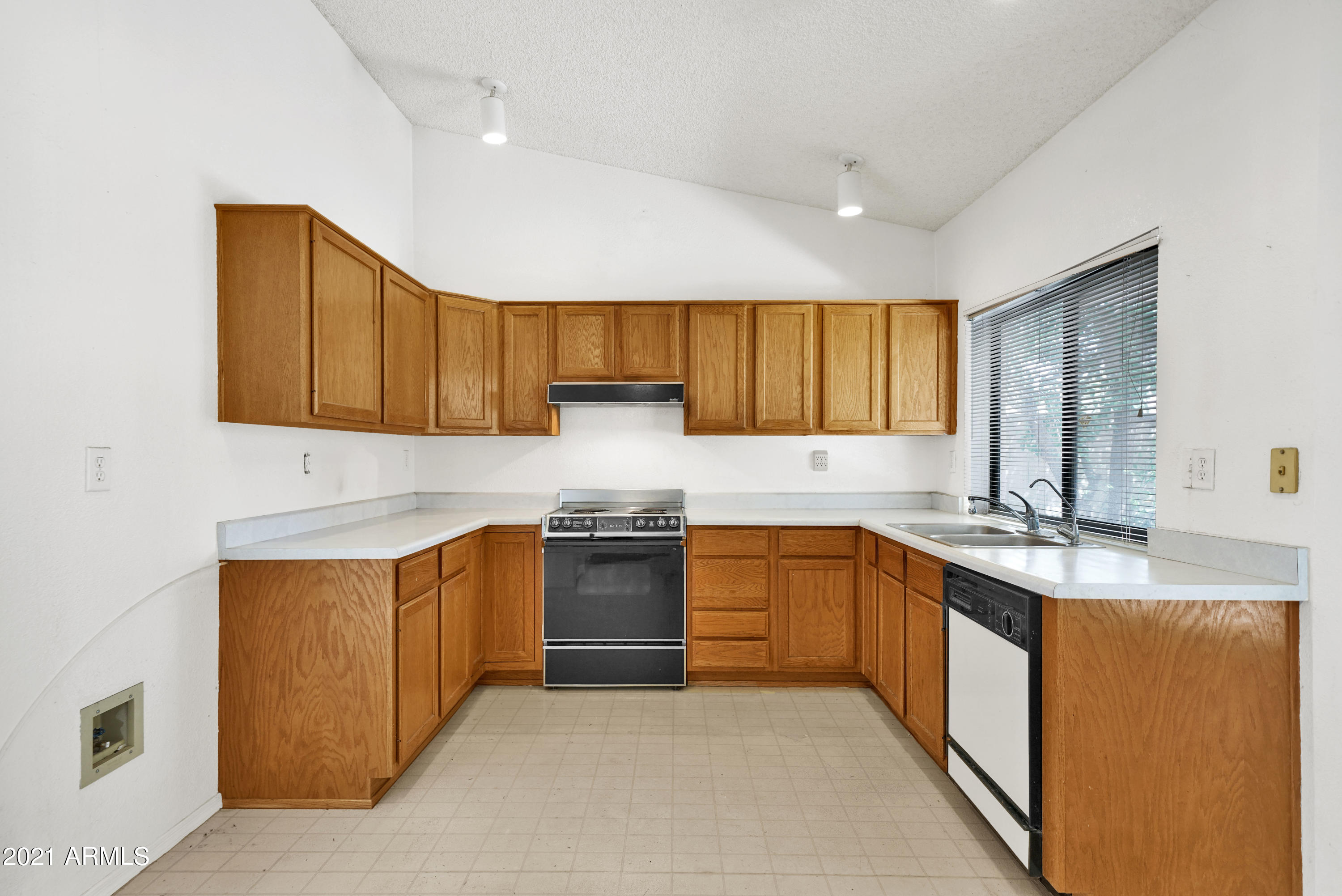 7749 West Redfield Road Peoria, AZ 85381 - Photo 10 of 45 Kitchen