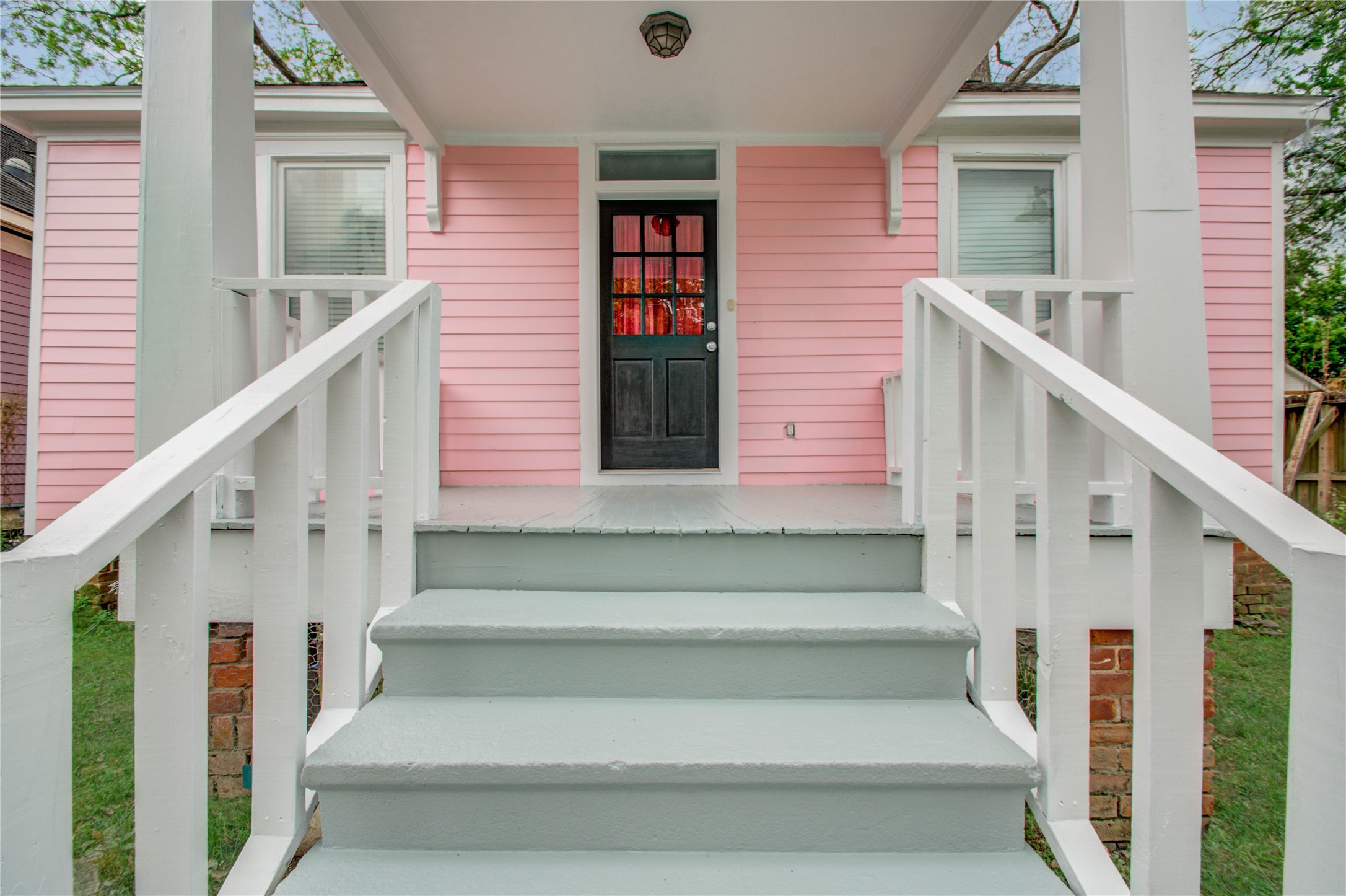2119 Kane Street Houston, TX 77007 - Photo 2 of 29 a view of entryway