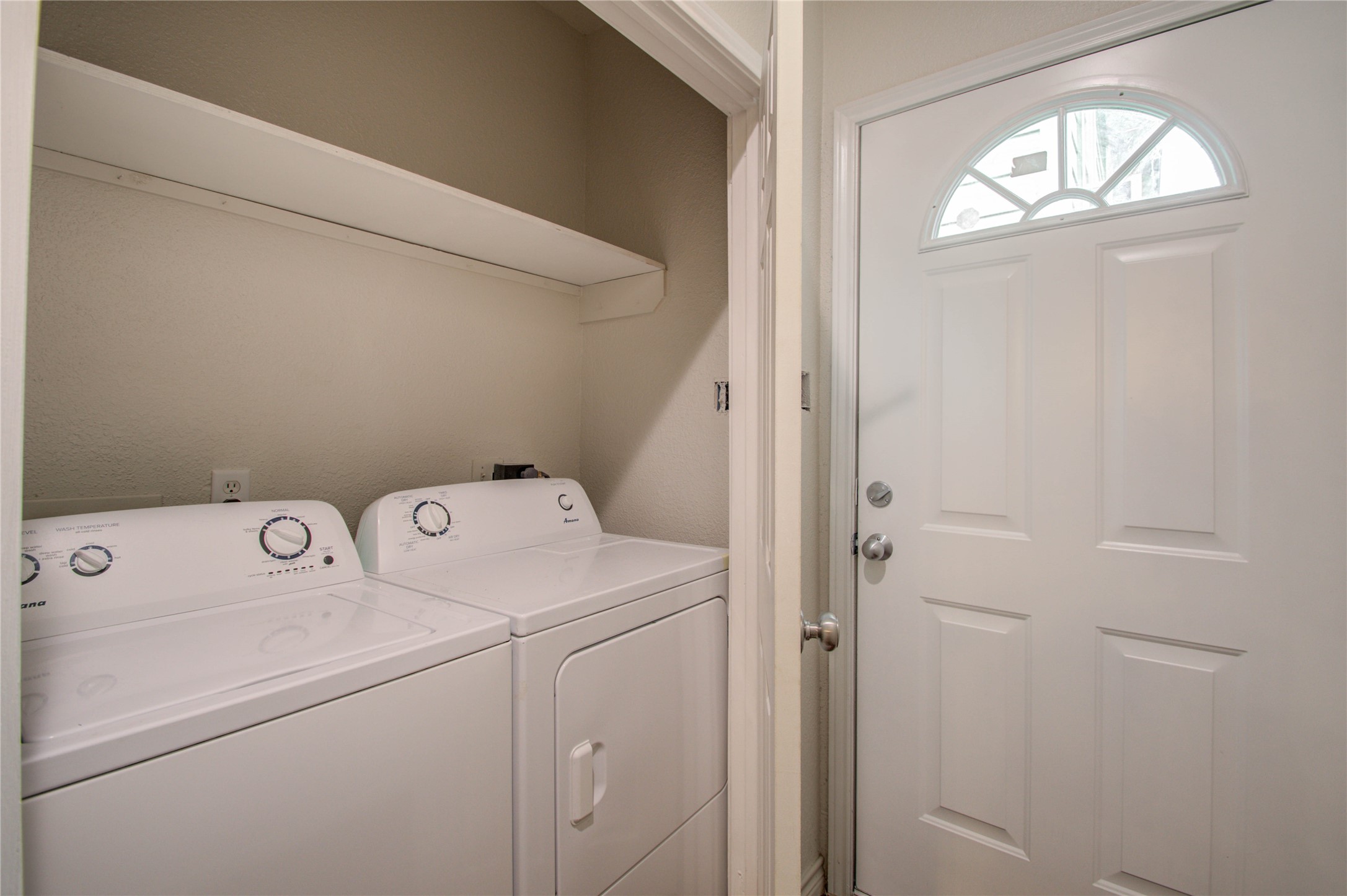 2119 Kane Street Houston, TX 77007 - Photo 26 of 29 a utility room with dryer and washer