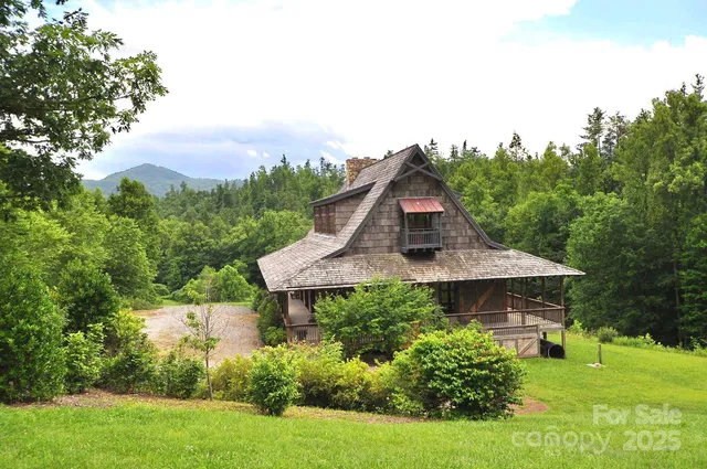 a view of a pathway along a building