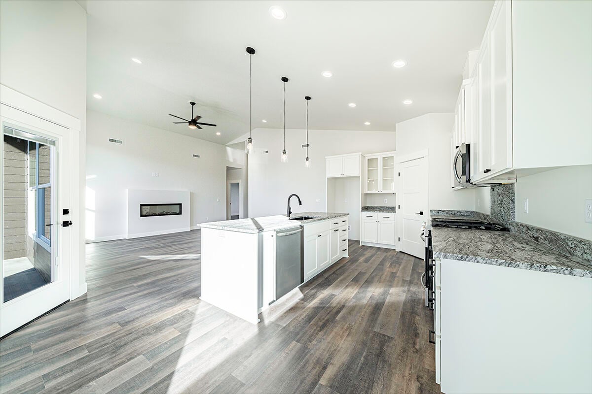 165 Suncrest Road Talent, OR 97540 - Photo 16 of 30 DSC01015-Edit