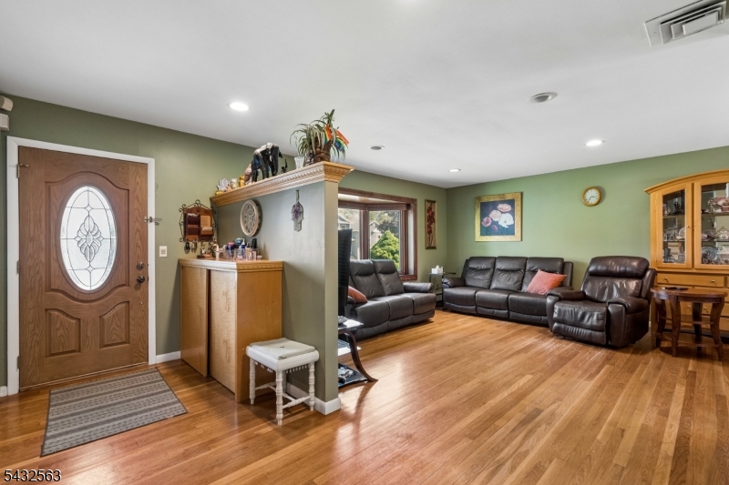 112 Pitt Road Springfield, NJ 07081 - Photo 6 of 26