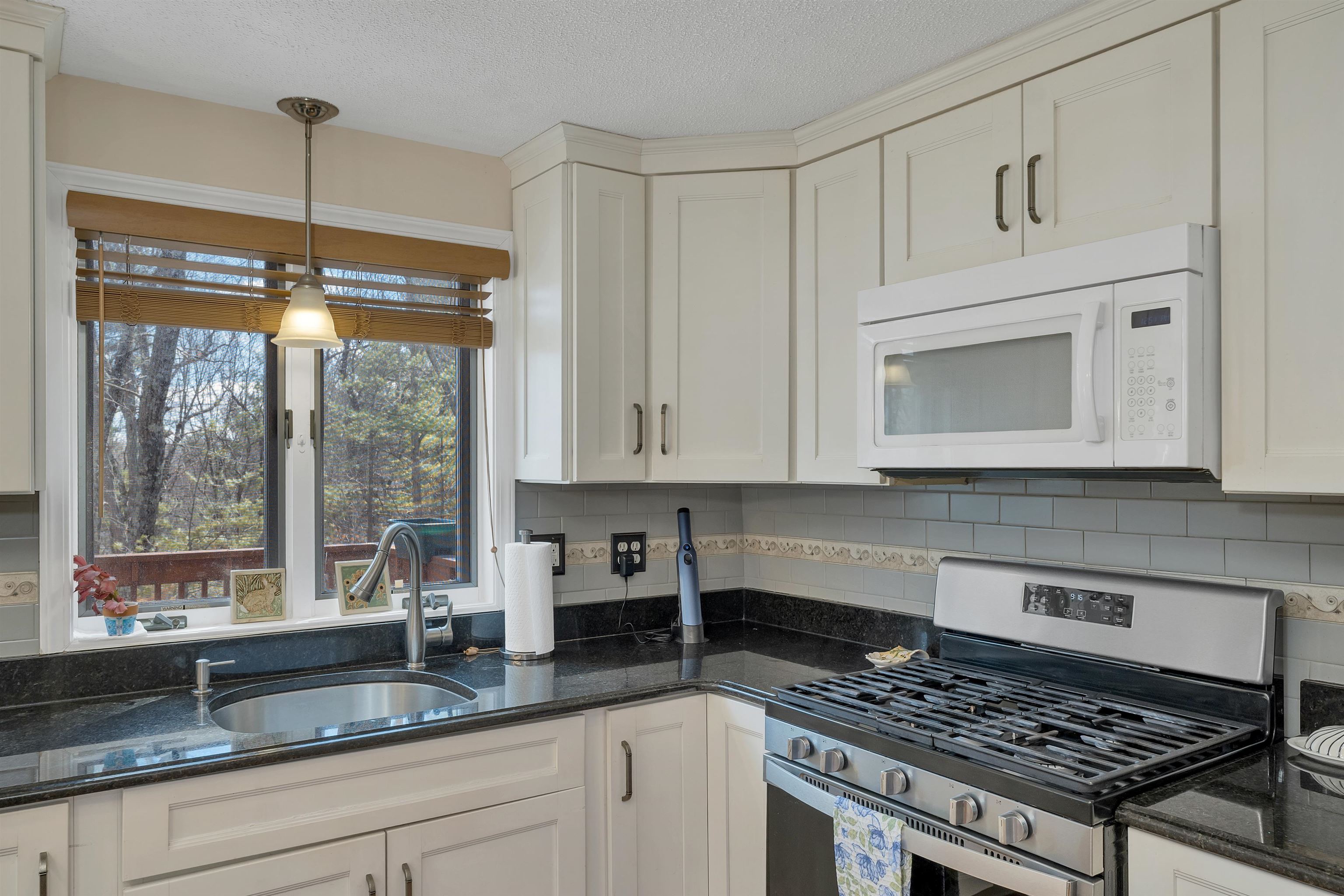 331 Fox Run Road Hudson, NH 03051 - Photo 12 of 46