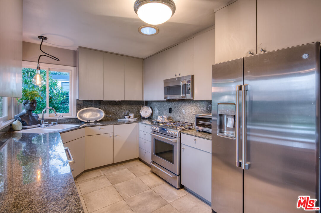 3827 Rhodes Avenue Studio City, CA 91604 - Photo 14 of 28