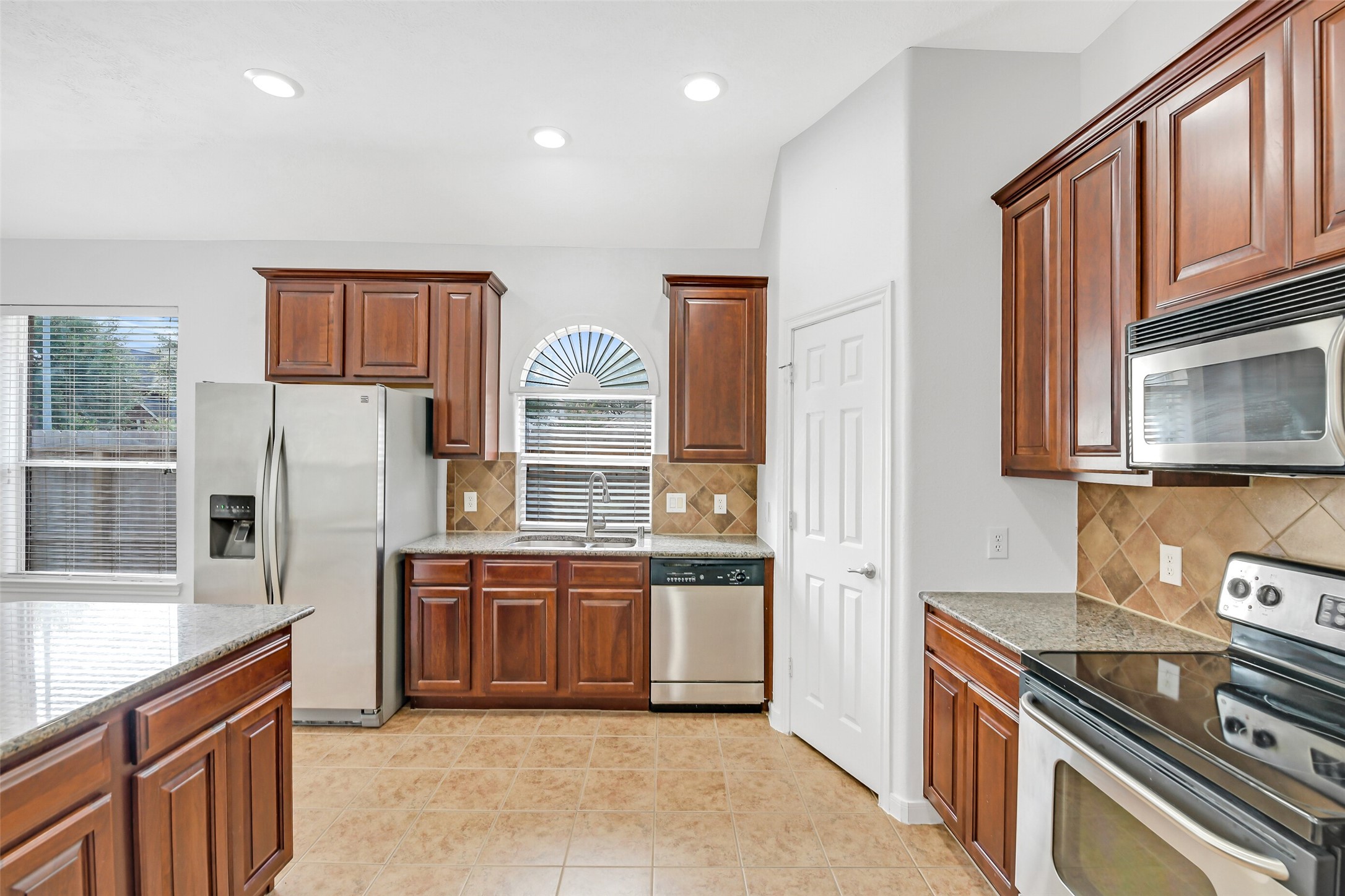 19227 Countryhills Court Spring, TX 77388 - Photo 16 of 33 Stainless steel appliances and refrigerator is included.