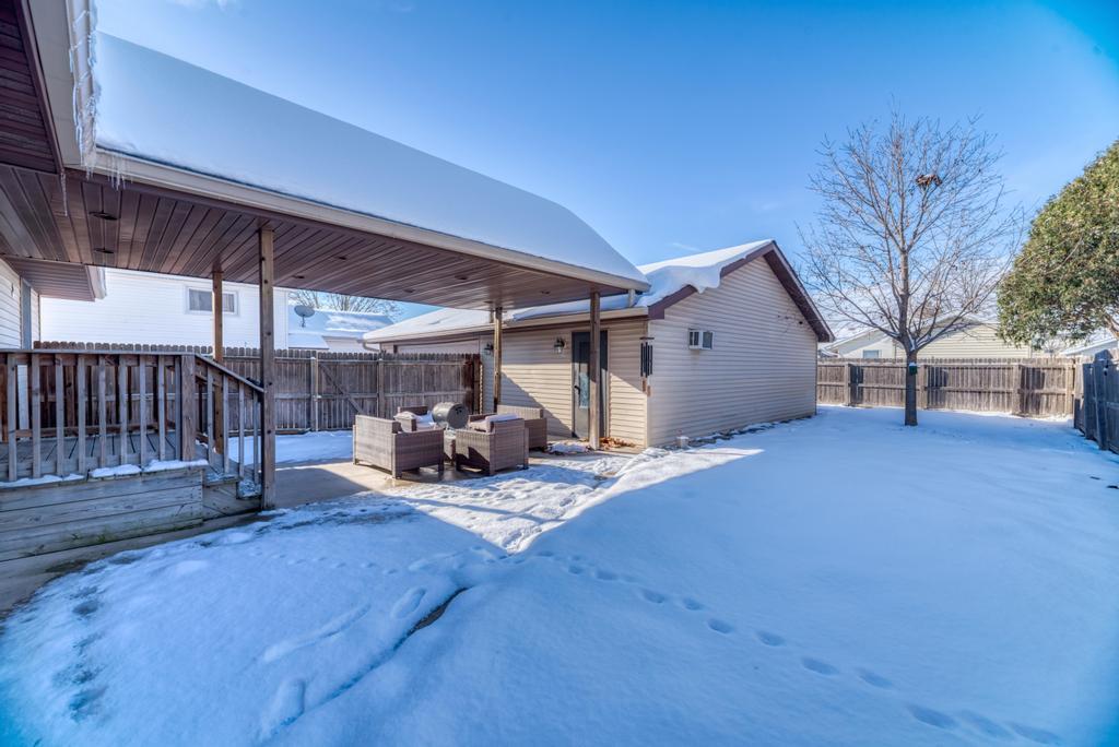 2402 Chestnut Lane Morris, IL 60450 - Photo 27 of 30 a view of a patio with a table and chairs