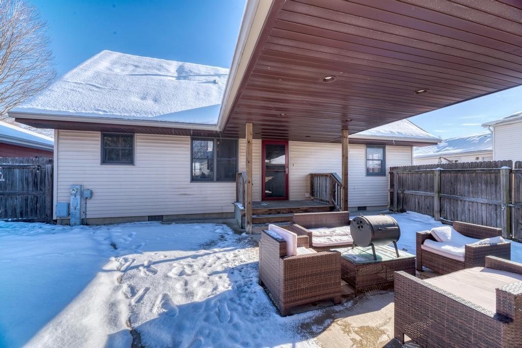2402 Chestnut Lane Morris, IL 60450 - Photo 28 of 30 a outdoor space with patio furniture