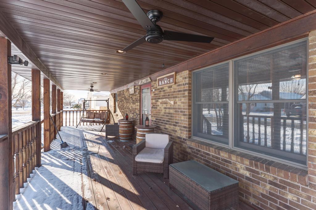 2402 Chestnut Lane Morris, IL 60450 - Photo 3 of 30 a living room with furniture