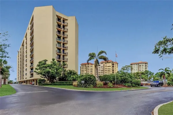 $2,900 | 690 Island Way, Unit 307, Clearwater Beach, FL 33767