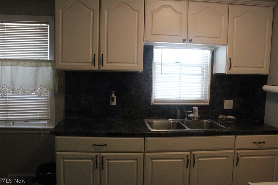 1166 Avondale Road Cleveland, OH 44121 - Photo 5 of 27