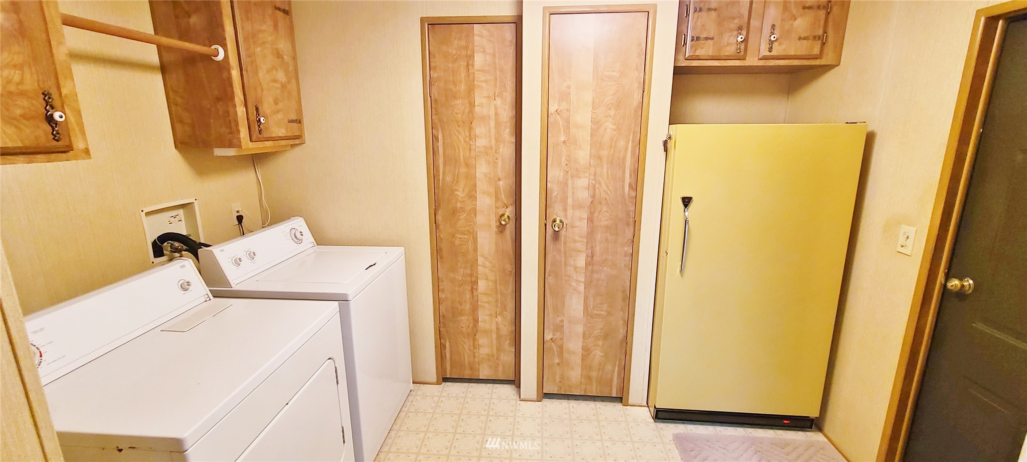 410 Discovery Way Sequim, WA 98382 - Photo 19 of 34 a utility room with dryer and washer