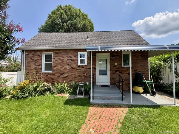 a view of house with backyard and porch