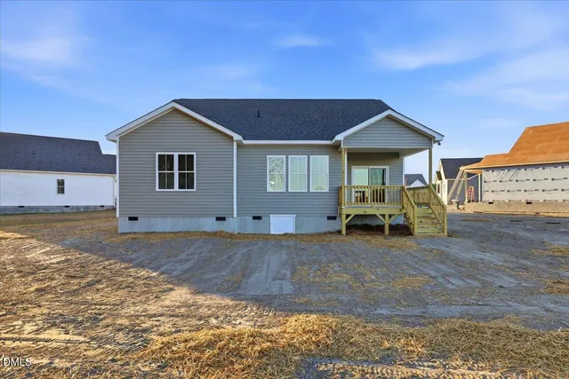 a view of a house with backyard