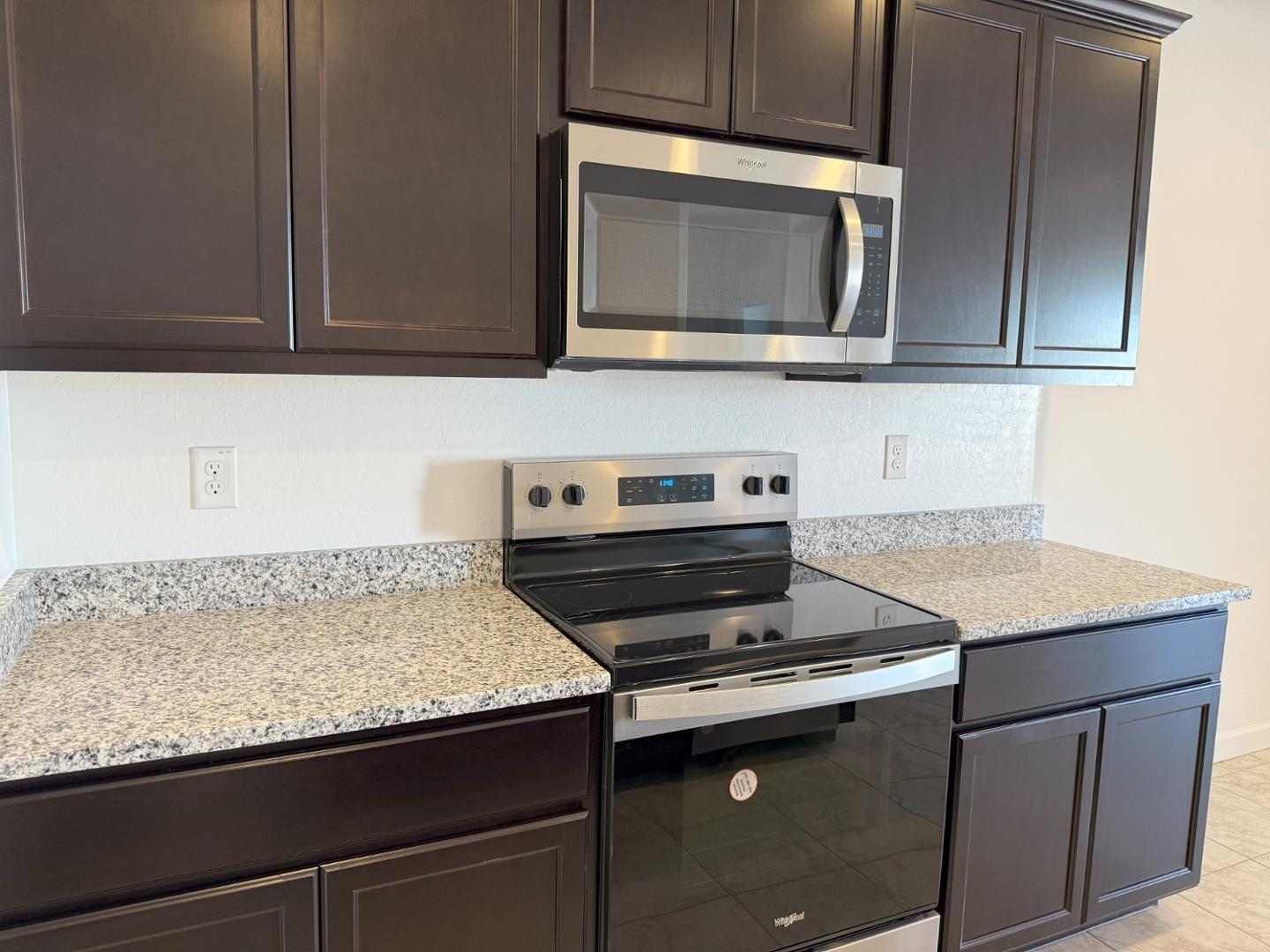 1840 West Spaulding Avenue Apache Junction, AZ 85120 - Photo 34 of 53 a kitchen with granite countertop a stove and a microwave