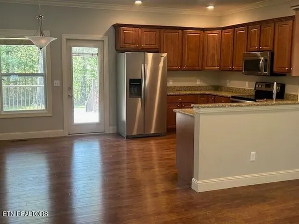 $2,100 | 450 Beachwood Drive, Crossville, TN 38558