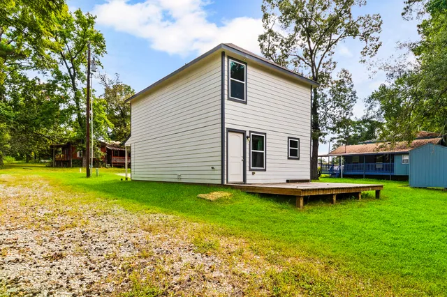 a view of a house with a backyard