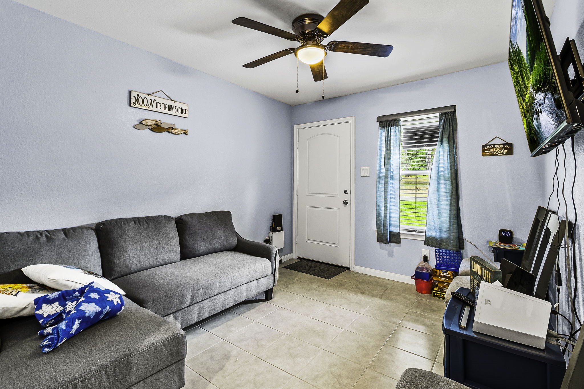155 Cherry Tree Livingston, TX 77351 - Photo 5 of 24 a living room with furniture and a flat screen tv