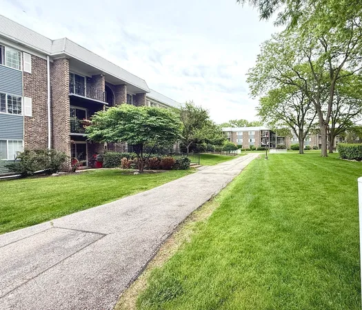 $2,050 | 1525 North Windsor Drive, Unit 103, Arlington Heights, IL 60004
