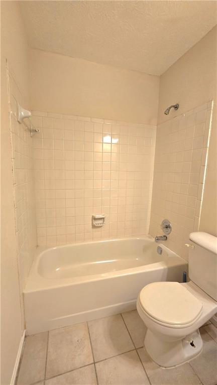 4722 Old Highgate Entry Stone Mountain, GA 30083 - Photo 28 of 31 a bathroom with a toilet and a bathtub
