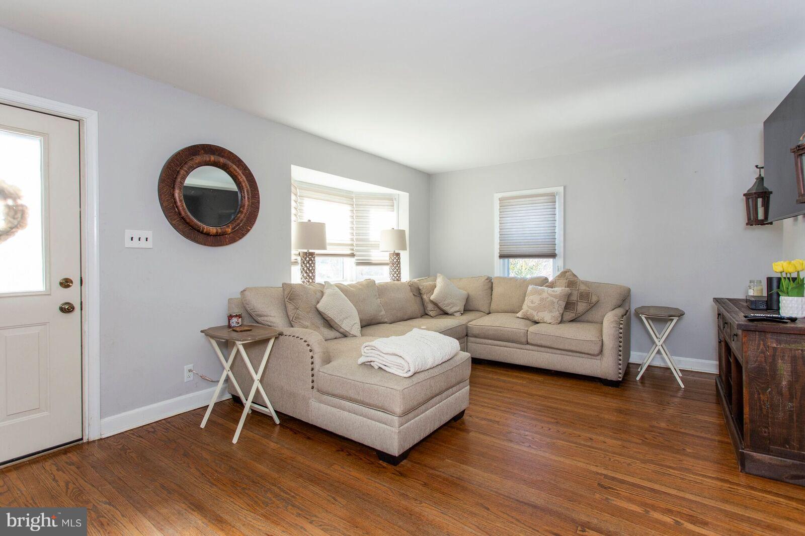 191 Treaty Road Drexel Hill, PA 19026 - Photo 4 of 34 Living Room