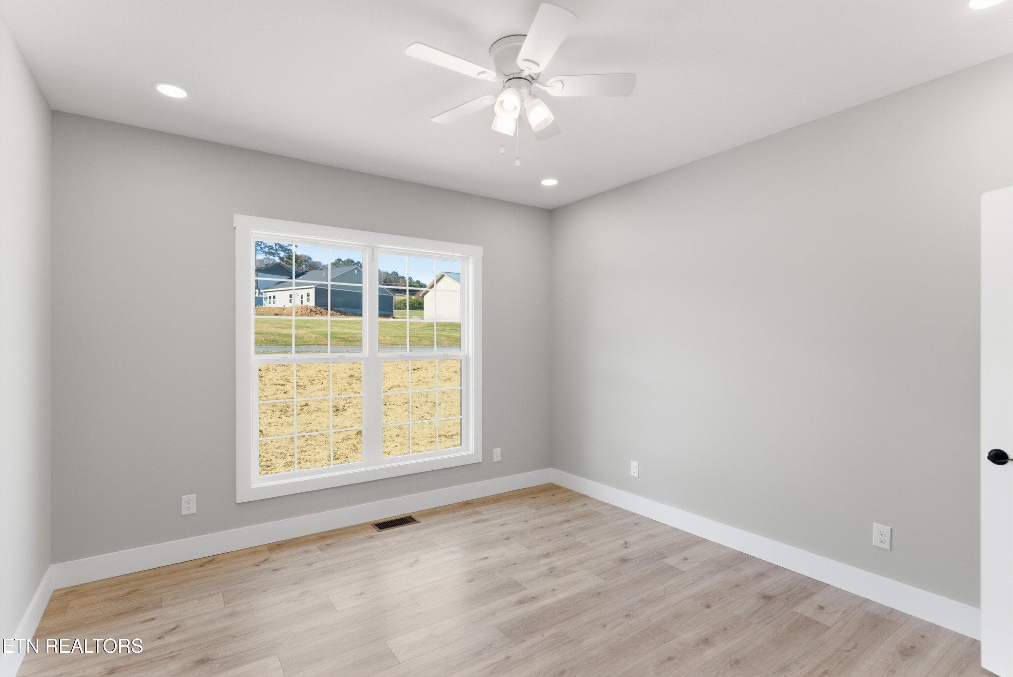 153 Washita Lane Rutledge, TN 37861 - Photo 28 of 44 an empty room with windows and ceiling fan
