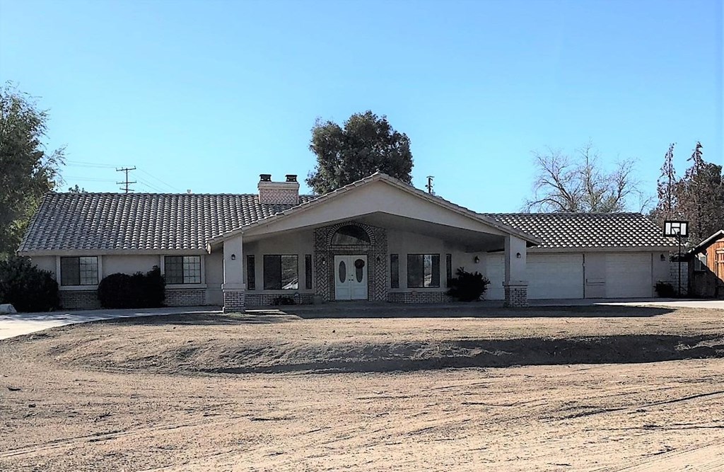 19285 Chole Road Apple Valley, CA 92307 - Photo 1 of 1 a front view of a house with a yard