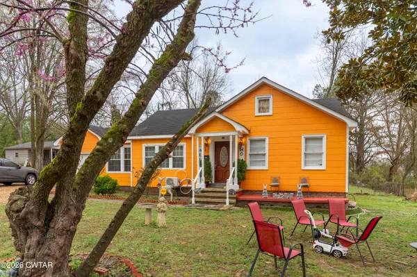a view of house with a yard