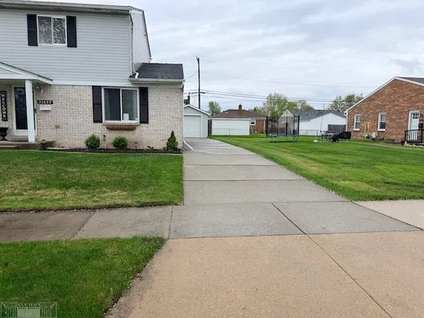 $1,500 | 31635 Couchez Street, St. Clair Shores, MI 48082