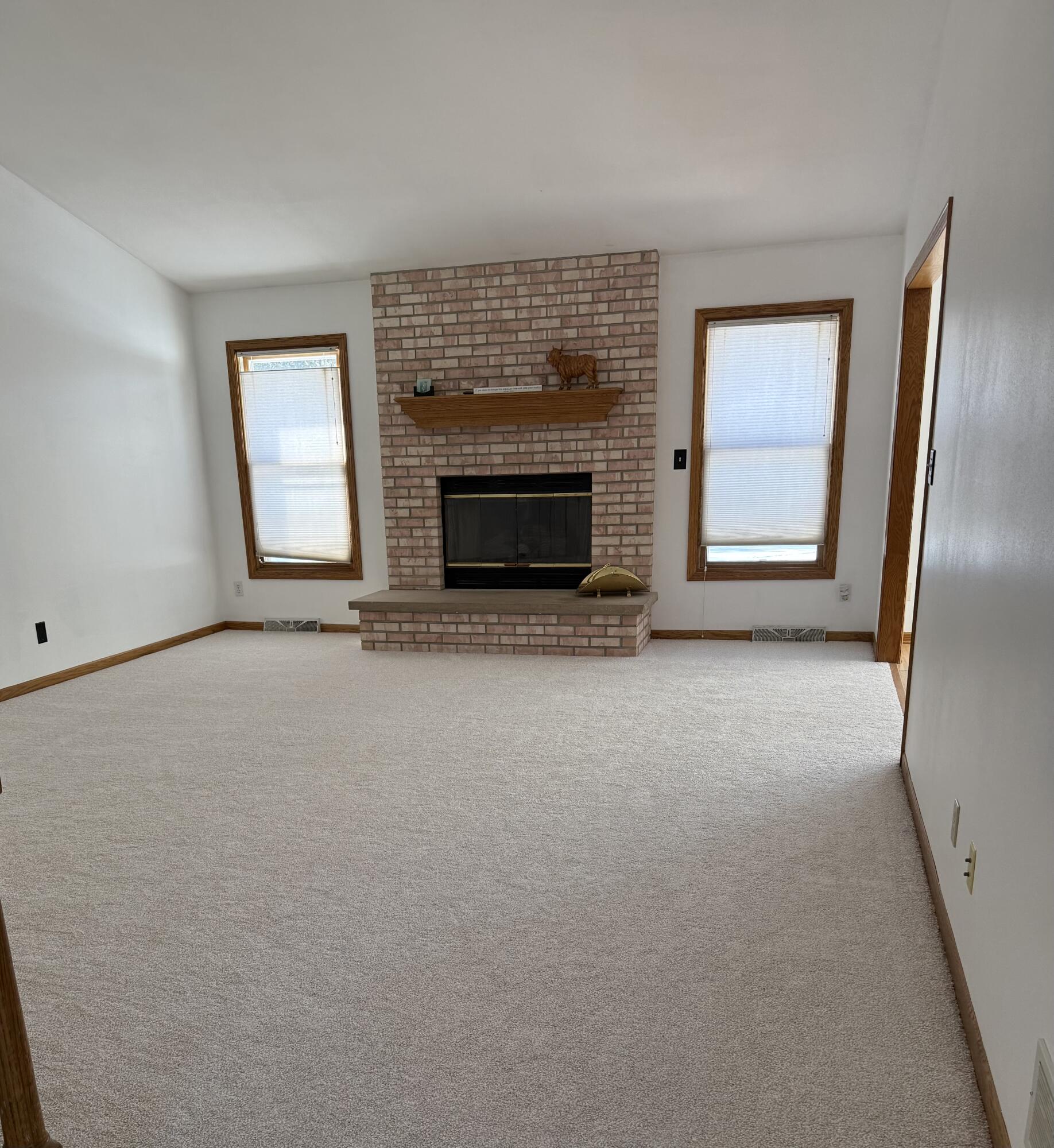 S85W19635 Colonial Court Muskego, WI 53150 - Photo 2 of 19 living room