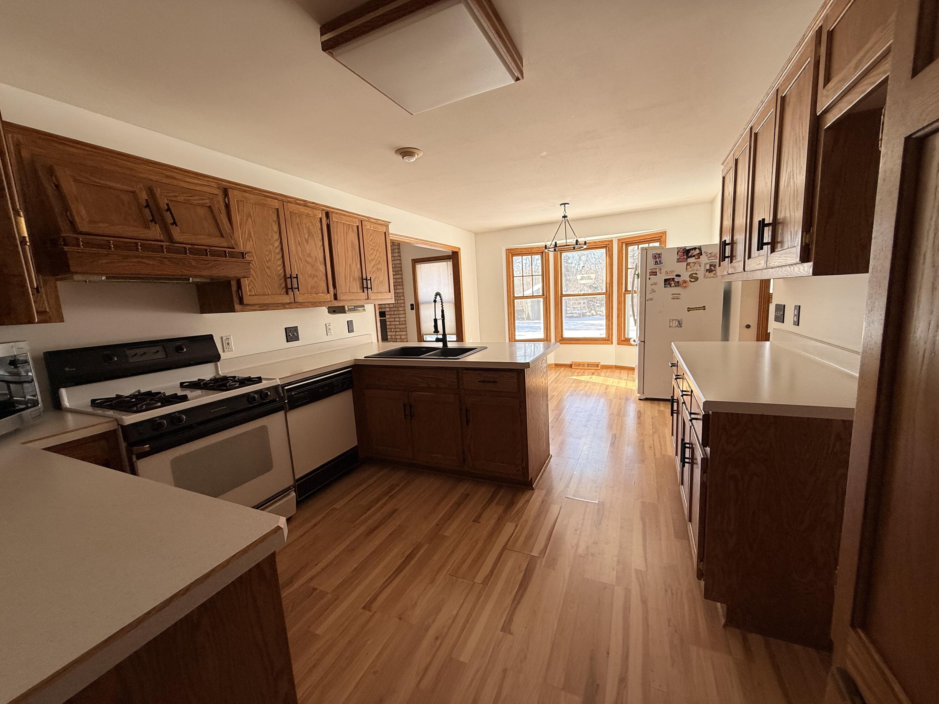 S85W19635 Colonial Court Muskego, WI 53150 - Photo 8 of 19 kitchrn