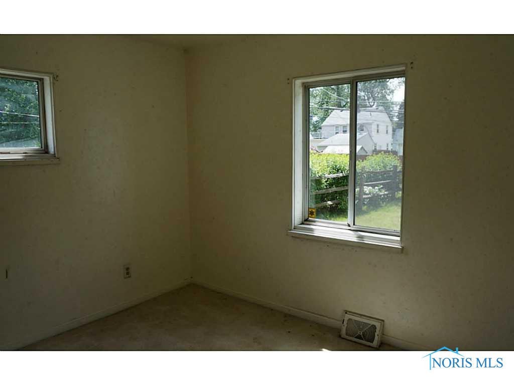 929 Searles Road Toledo, OH 43607 - Photo 6 of 9 Bedroom.