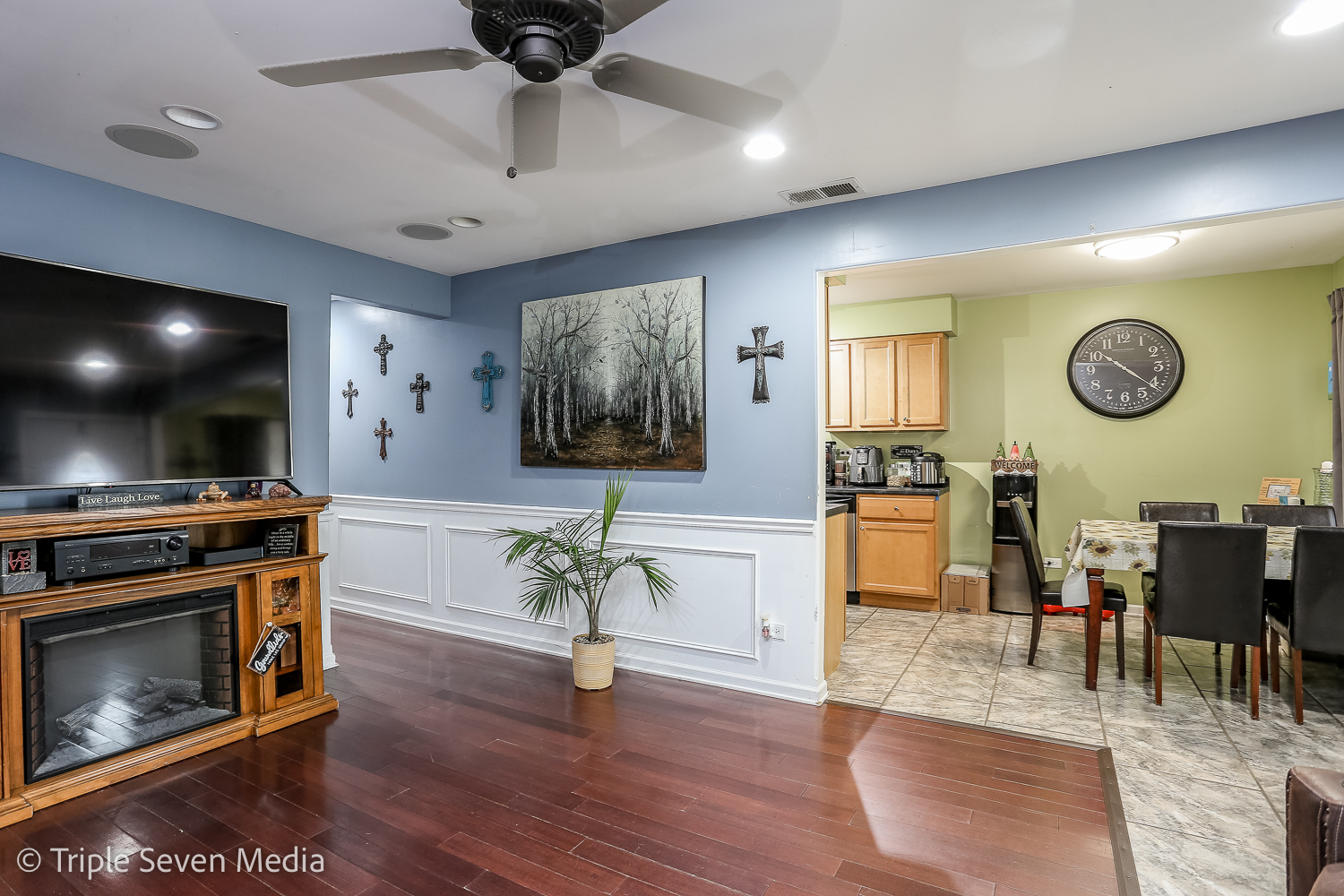5228 State Road Burbank, IL 60459 - Photo 4 of 10 a living room with furniture and a flat screen tv