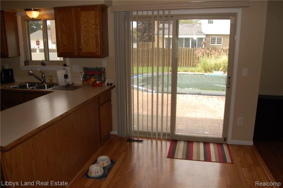 21382 Hall Road Trenton, MI 48183 - Photo 16 of 55 Breakfast Area