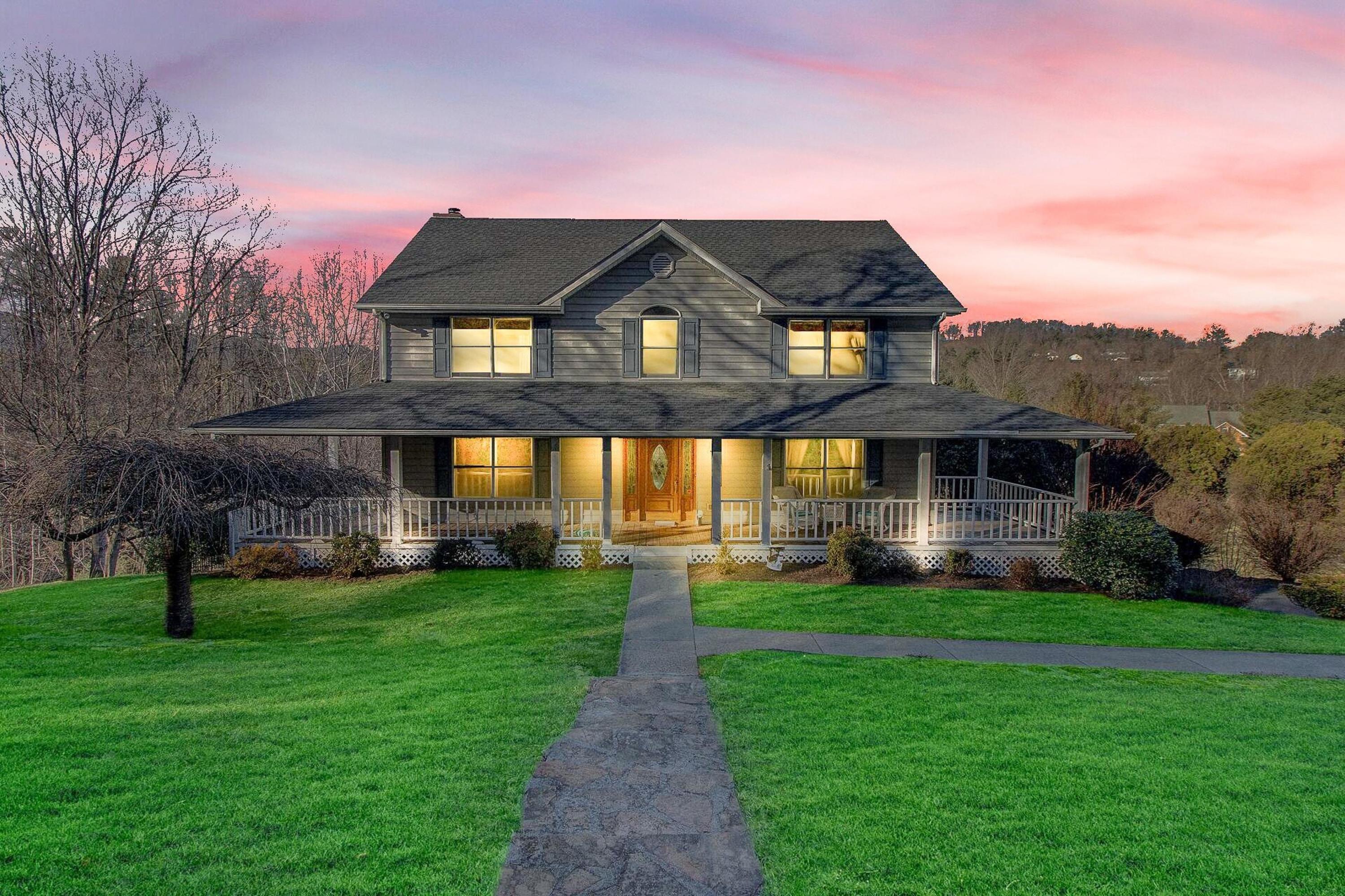 7033 Hollyberry Road Roanoke, VA 24018 - Photo 1 of 40 002-299006-hftSVi7x_7266141