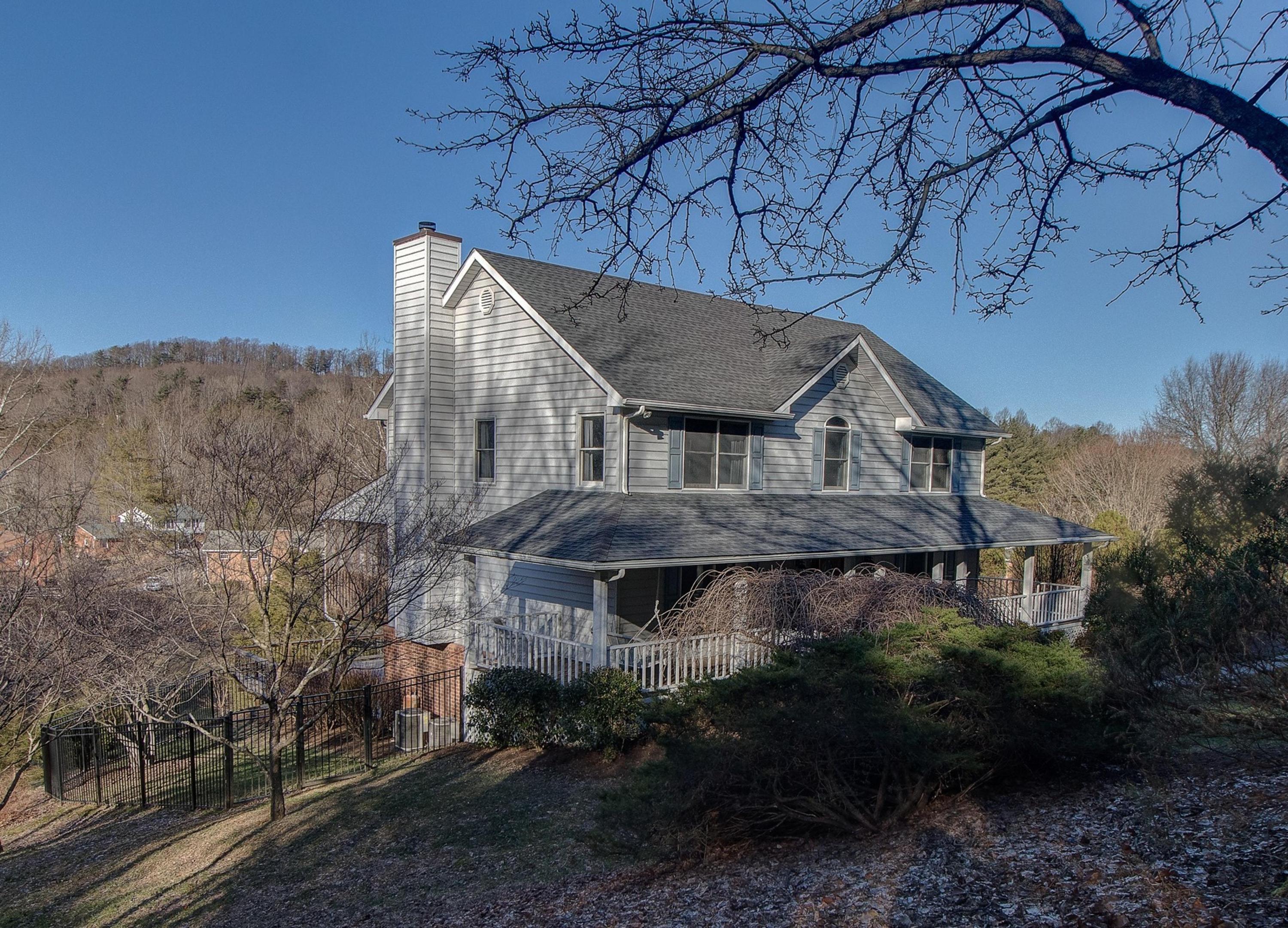 7033 Hollyberry Road Roanoke, VA 24018 - Photo 3 of 40 035-299006-IMG_7093_4_5_6_7_7265863