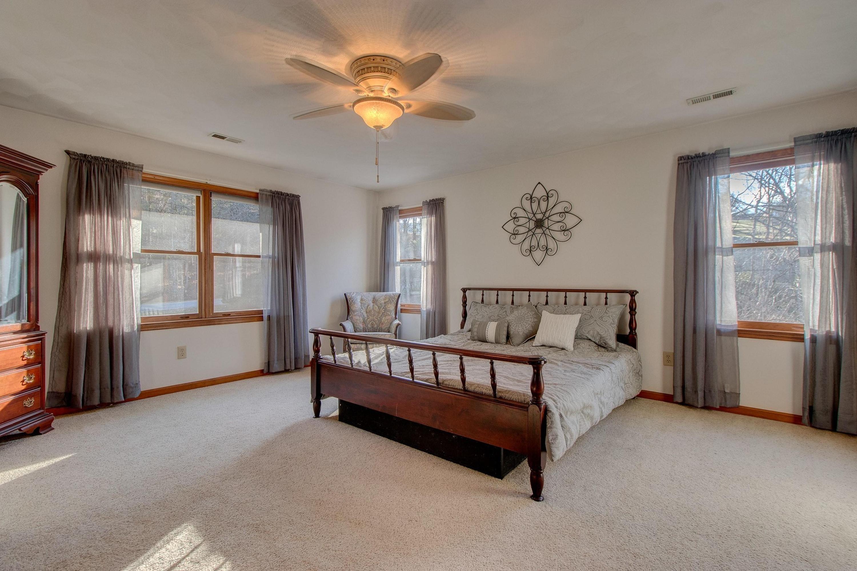 7033 Hollyberry Road Roanoke, VA 24018 - Photo 22 of 40 020-299006-IMG_7208_09_10_11_12_7265882