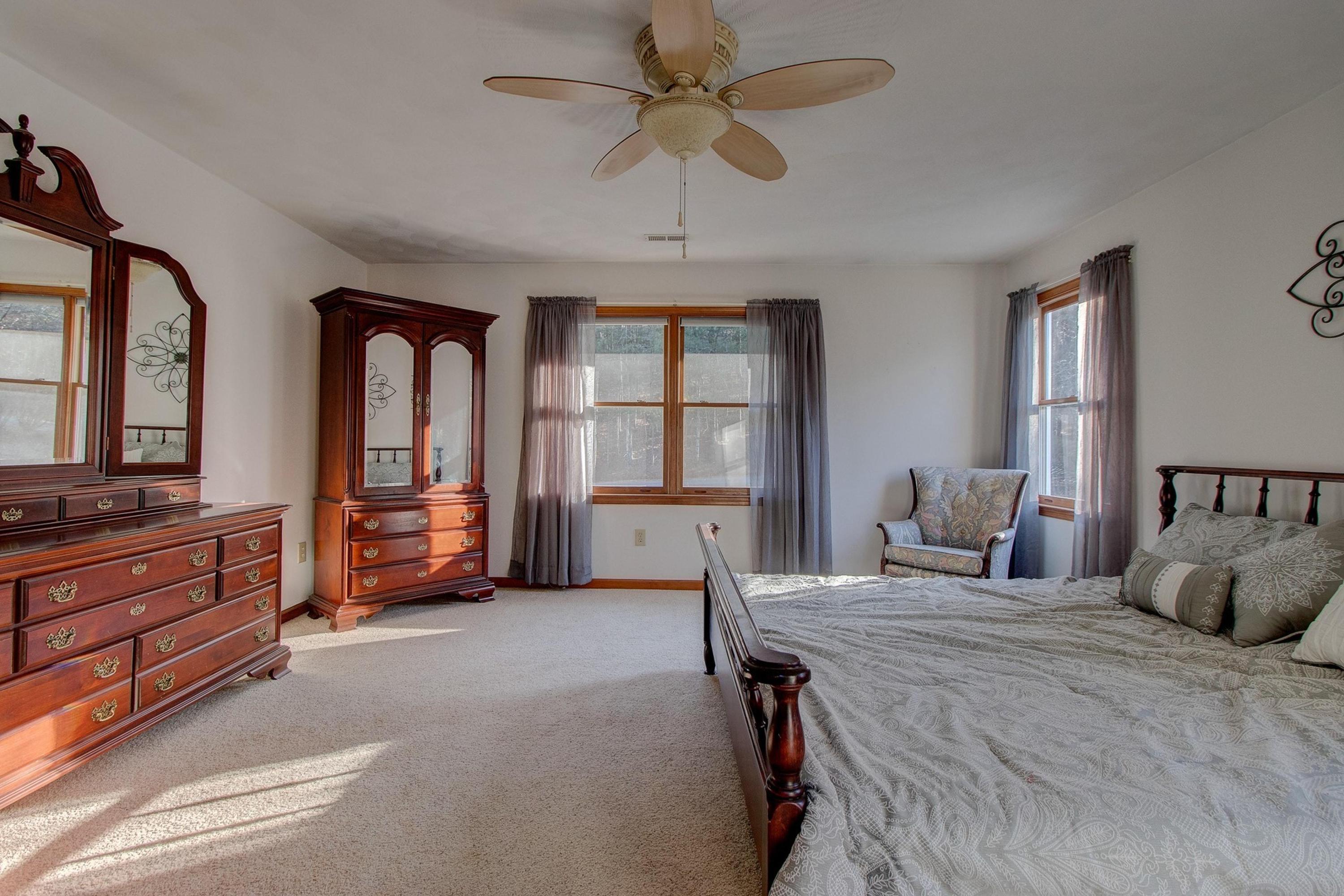 7033 Hollyberry Road Roanoke, VA 24018 - Photo 23 of 40 021-299006-IMG_7213_4_5_6_7_7265885