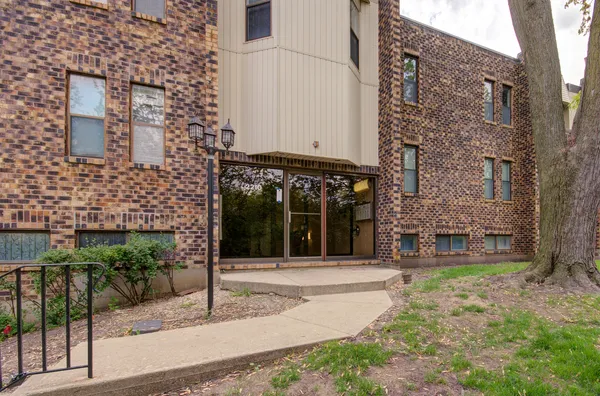 $1,850 | 2210 Country Club Drive, Unit 26, Woodridge, IL 60517