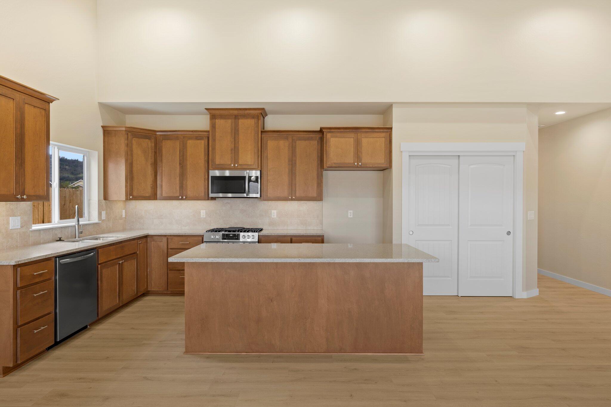 1681 Thomas Road Medford, OR 97501 - Photo 9 of 22 9