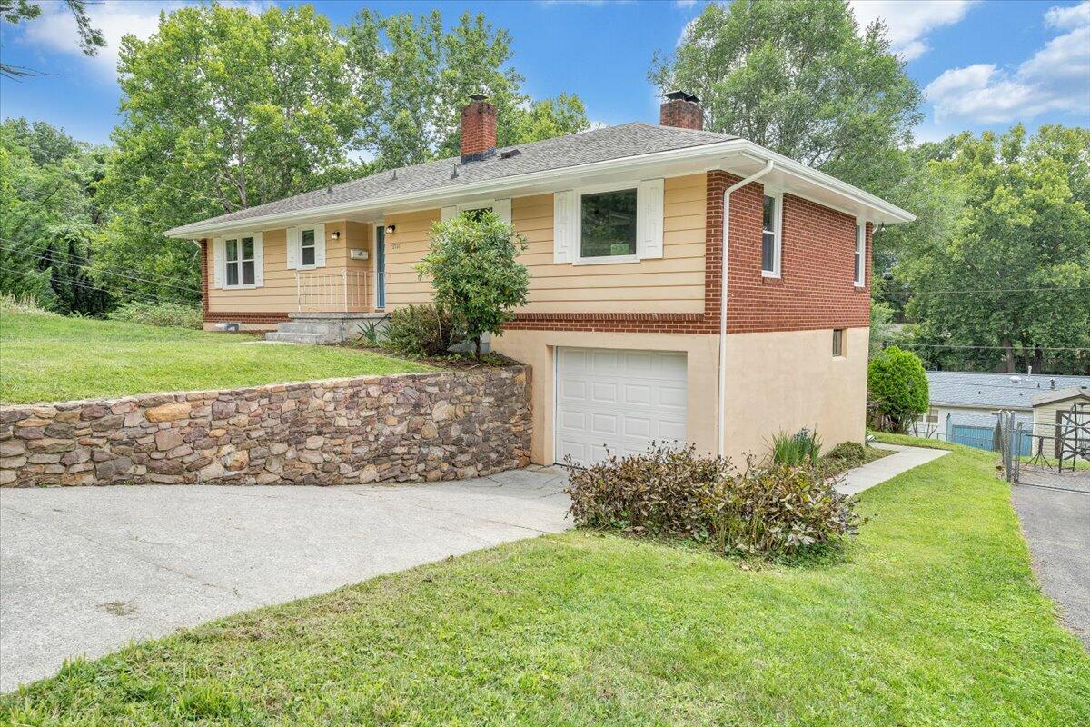 2731 Fawn Road Southwest Roanoke, VA 24015 - Photo 3 of 31 01-MIB05733