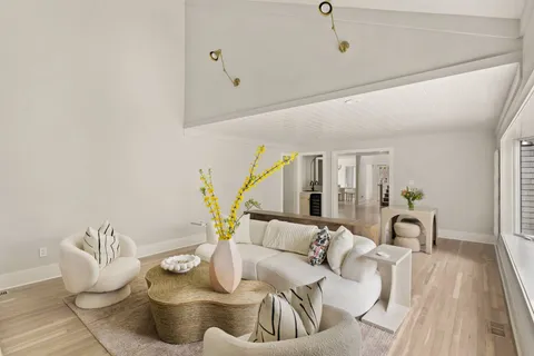$3,495,000 | 25 White Oak Lane, Southampton, NY 11968