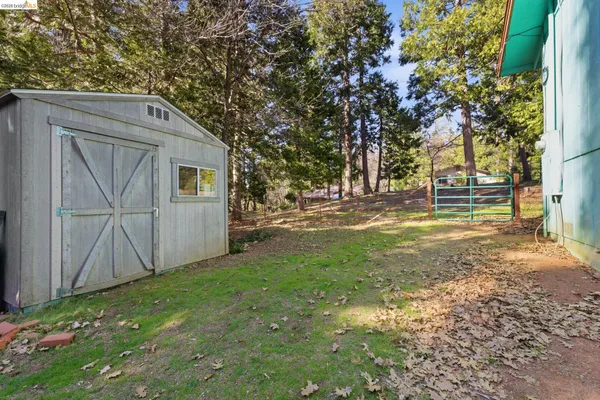 a view of a yard with barn house
