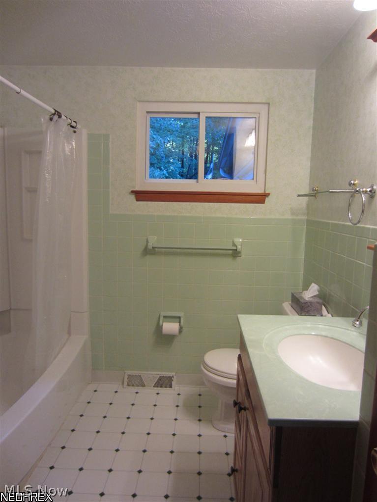 5407 Pleasant Avenue North Ridgeville, OH 44039 - Photo 14 of 17 Updated Full Bath