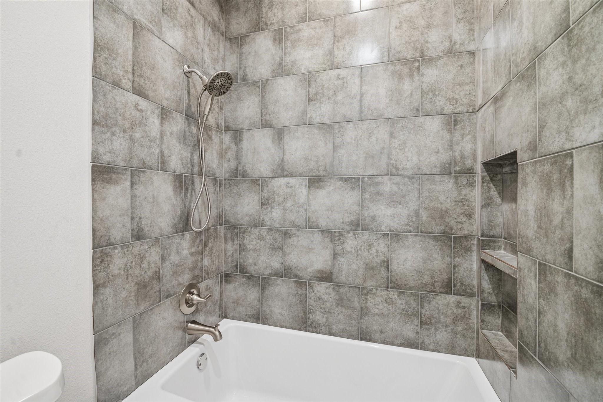 5437 Edgewater Court Willis, TX 77318 - Photo 24 of 29 a bathroom with a bathtub