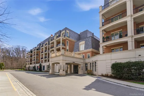 $2,685,000 | 3000 Royal Court, Unit 3102, North Hills, NY 11040