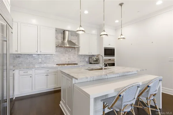 $2,685,000 | 3000 Royal Court, Unit 3102, North Hills, NY 11040