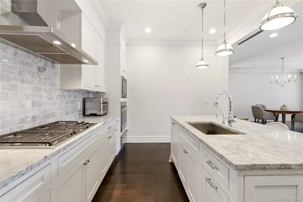 $2,685,000 | 3000 Royal Court, Unit 3102, North Hills, NY 11040